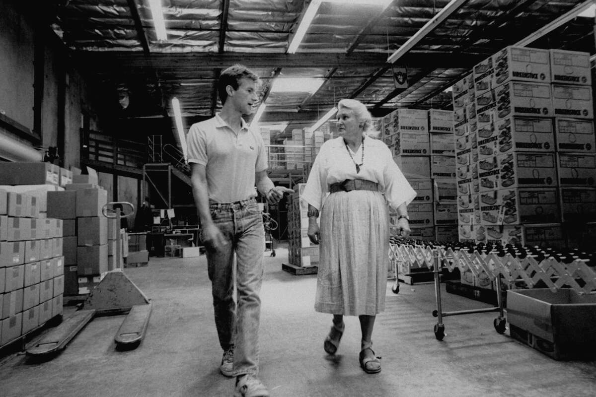 Margot Fraser, a la derecha, importadora de Birkenstock Footprint Sandals, camina con el supervisor de almacén Brian Smith a través de su almacén de Novato lleno de sandalias importadas. 