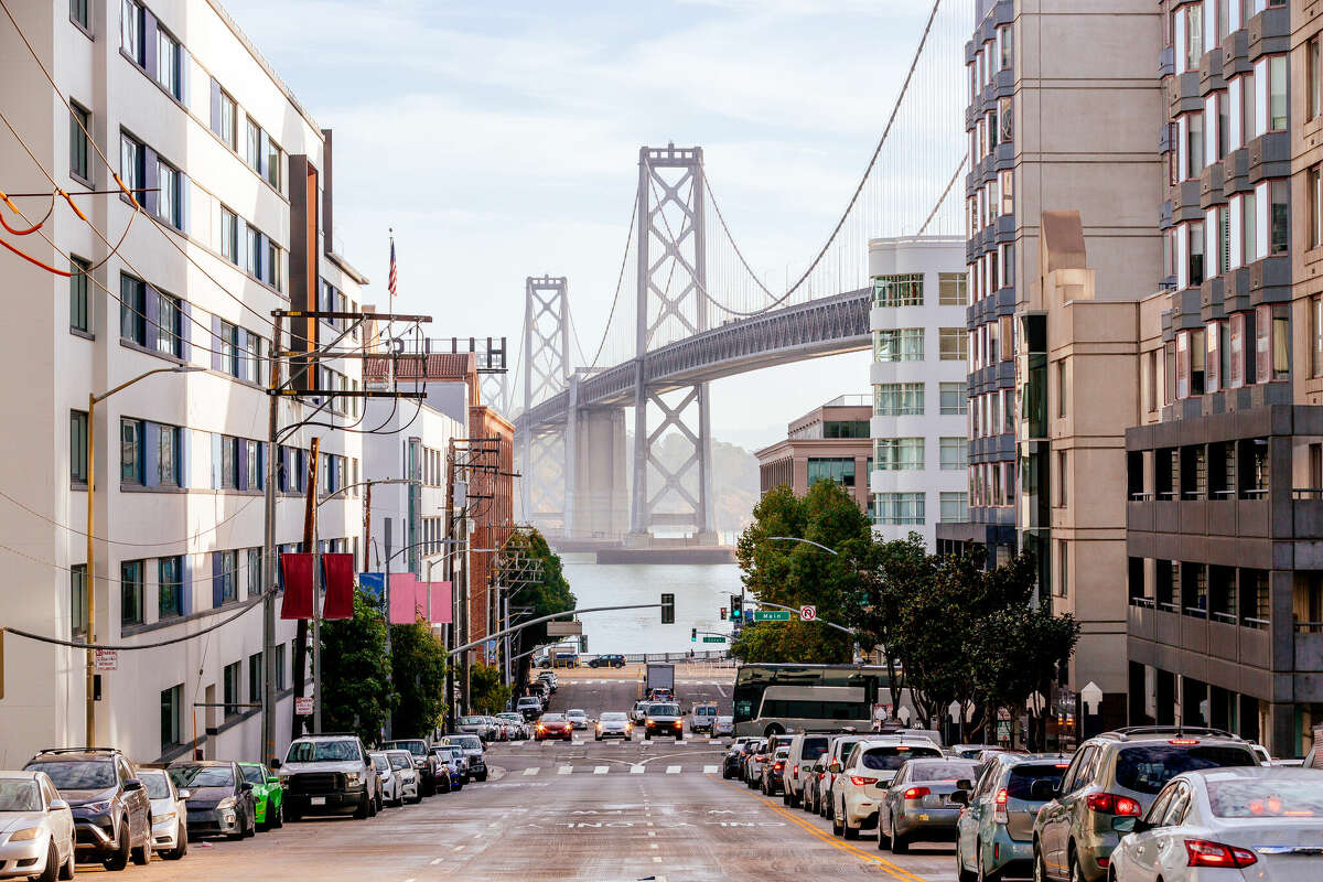Las calles montañosas brindan excelentes vistas en San Francisco, California, pero los dolores de cabeza por el tráfico pueden impedir que los conductores disfruten de las perspectivas.