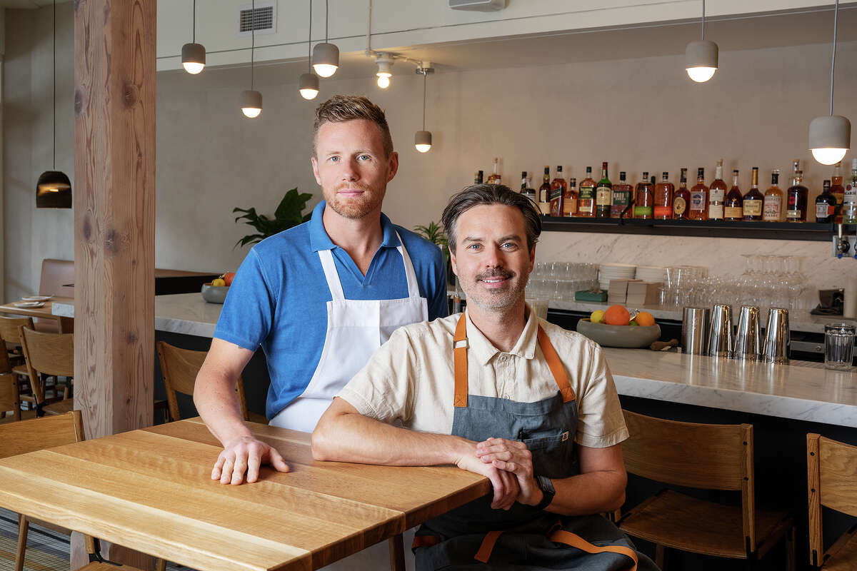 Los chefs propietarios Thomas McNaughton, a la izquierda, y Ryan Pollnow en Flour + Water Pizzeria en San Francisco el 22 de junio de 2023.