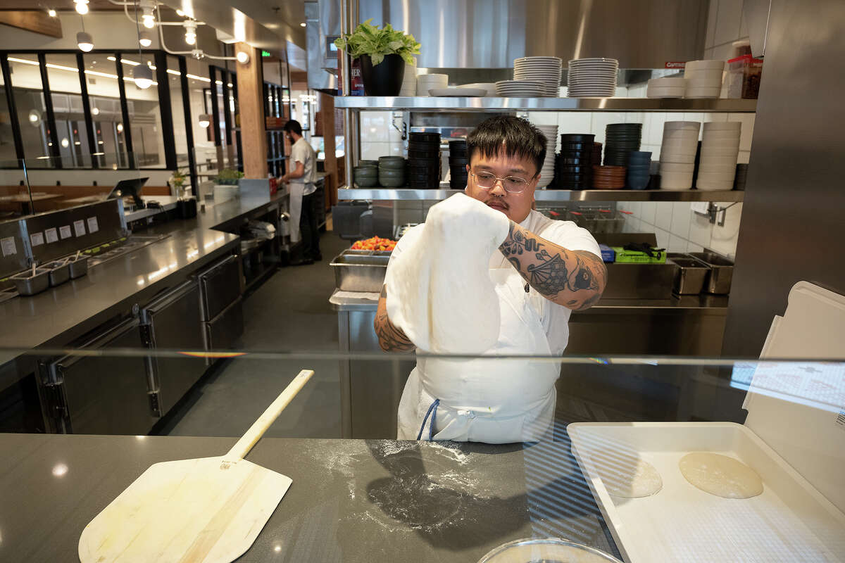 Chef Mike Tocus haciendo pizza en Flour + Water en San Francisco California, 22 de junio de 2023