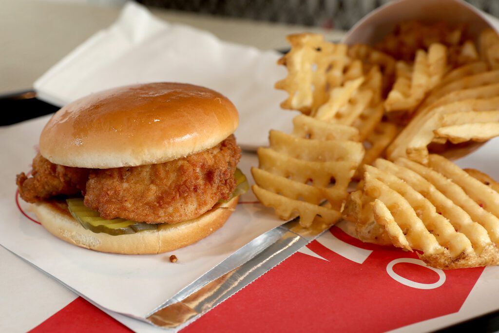 Chick-fil-A sigue siendo el restaurante de comida rápida favorito de Estados Unidos, según estudio
