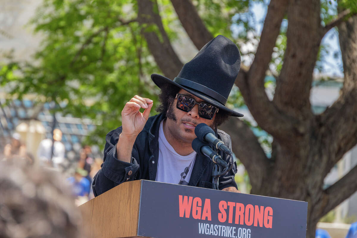 Boots Riley habla en el mitin y la marcha de huelga del Writers Guild of America de 2023 en Pan Pacific Park el 21 de junio de 2023 en Los Ángeles. 