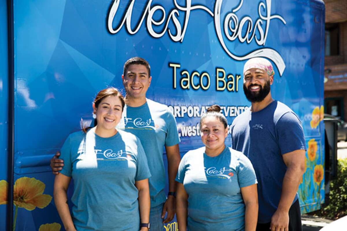 El equipo de West Coast Taco incluye, de izquierda a derecha, la copropietaria Cynthia García, el copropietario Iván García, la chef ejecutiva del camión de comida Patricia Alanis y el sous chef Chris Breaux.