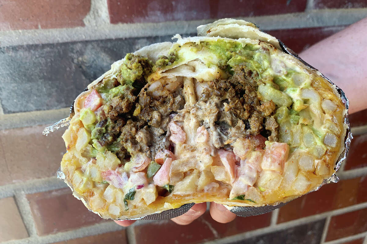 El Bitchin Cali Burrito en West Coast Taco Bar incluye carne asada, camarones al ajillo, guacamole, queso, pico de gallo, salsa de chipotle y papas fritas. 