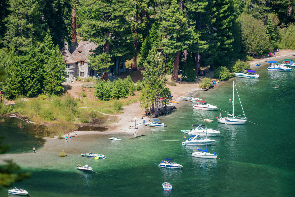 Los barcos son vistos por el Castillo Vikingsholm en Emerald Bay en Lake Tahoe, California.