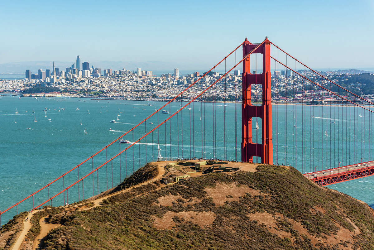 Una vista soleada del puente Golden Gate desde un mirador en el condado de Marin, California.