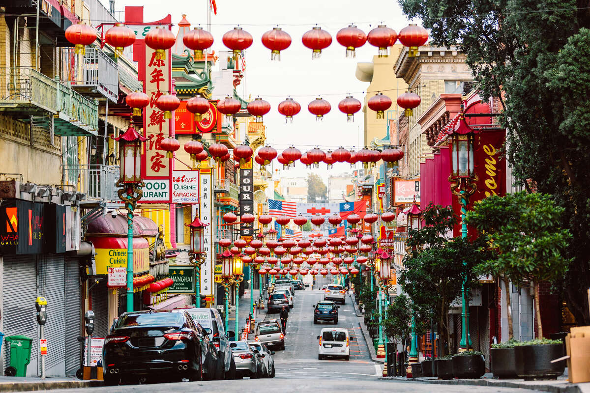 Pase por Dragon Gate y experimente los gustos y las vistas del vibrante barrio chino de San Francisco.