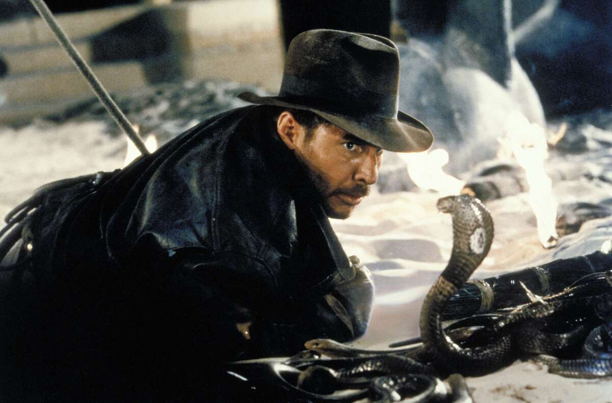En esta foto promocional sin fecha proporcionada por Paramount Pictures, el actor Harrison Ford se encuentra cara a cara con una cobra en una escena de 