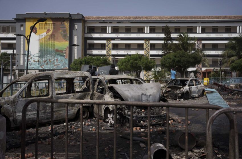  Al menos 9 muertos en enfrentamientos en Senegal; el gobierno prohíbe las plataformas de medios sociales y cierra la universidad