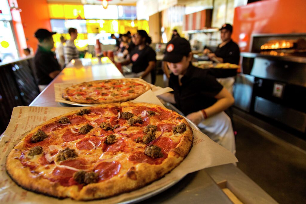 Blaze Pizza, respaldada por LeBron James, presenta una demanda contra el restaurante del Área de la Bahía