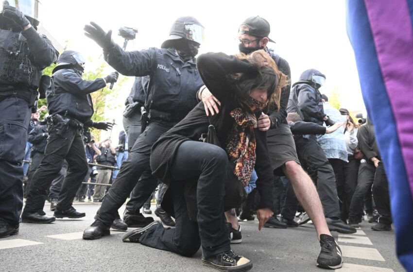  Manifestantes de extrema izquierda se enfrentan a la policía alemana en Leipzig tras la sentencia