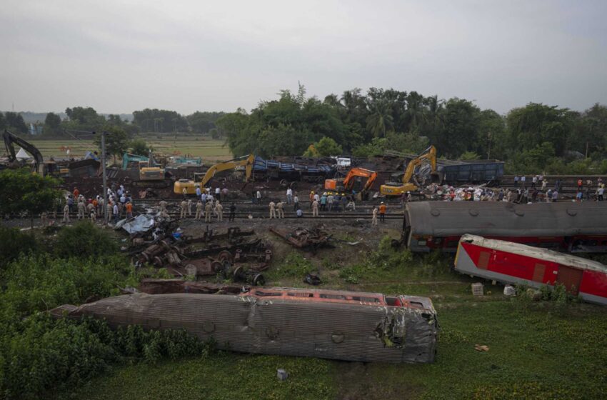  Las autoridades indias finalizan las tareas de rescate de los dos trenes de pasajeros siniestrados que mataron a más de 300 personas