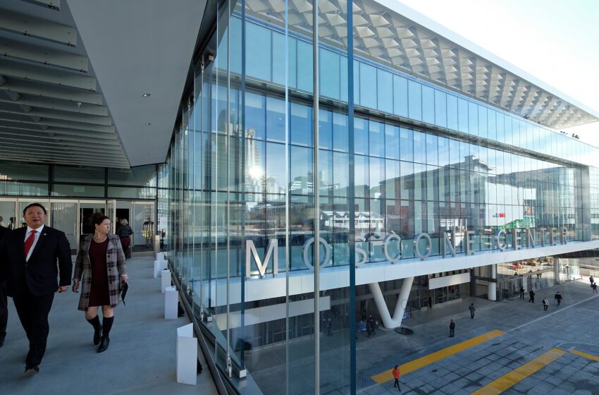  Mesero demanda al Moscone Center de San Francisco por supuesta retención de propinas