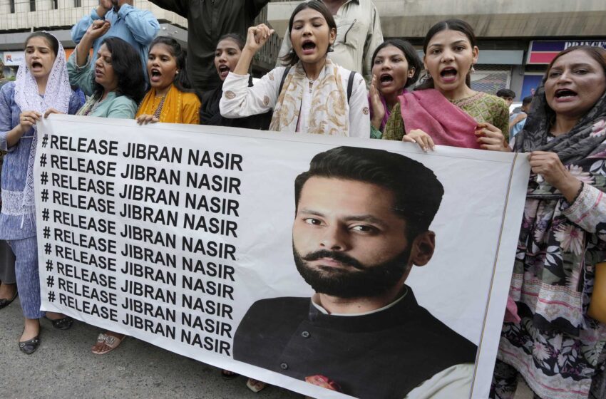  Una concentración exige la liberación de un abogado pakistaní de derechos humanos secuestrado por hombres armados en Karachi