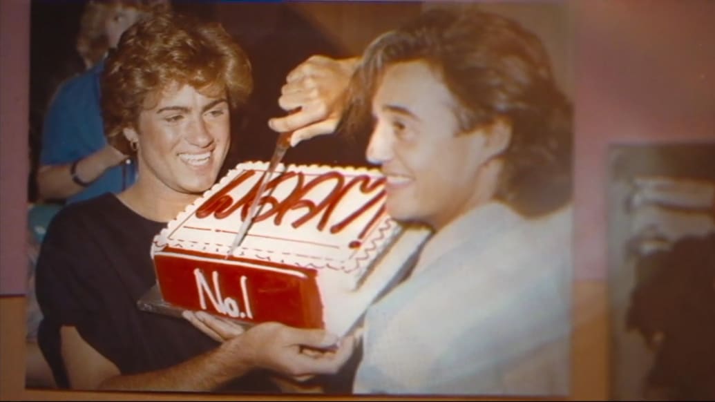 Una foto de archivo de George Michael y Andrew Ridgeley en Wham! cortando un pastel