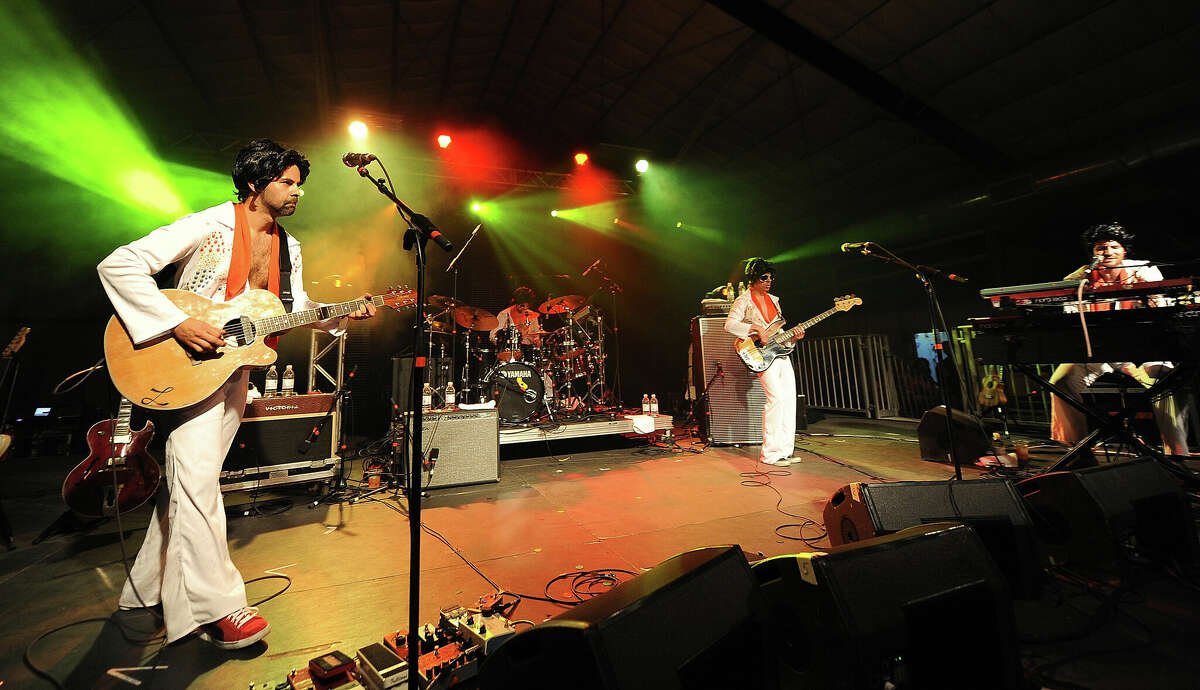 Los músicos Dan Lebowitz, Dave Brogan, Steve Adams y Zach Gill de ALO se presentan vestidos como Elvis Presley en el High Sierra Music Festival en el recinto ferial del condado de Plumas el 2 de julio de 2011 en Quincy, California.
