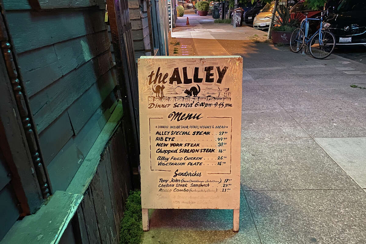 Un menú de comida fuera de The Alley en Oakland.