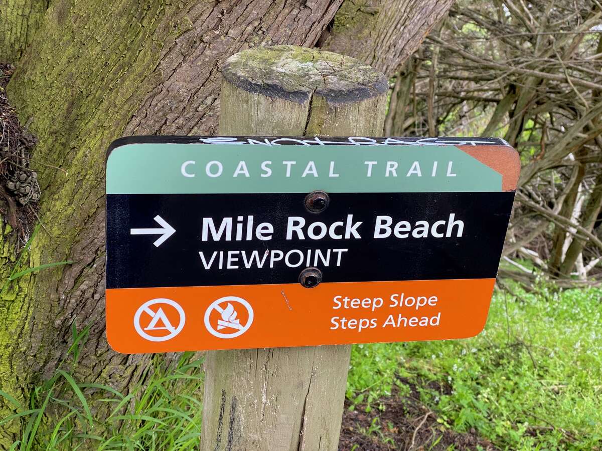 A algunos lugareños de San Francisco les gusta pensar que Mile Rock Beach es un secreto oculto para los conocedores, pero los letreros a lo largo del sendero costero sugieren lo contrario.
