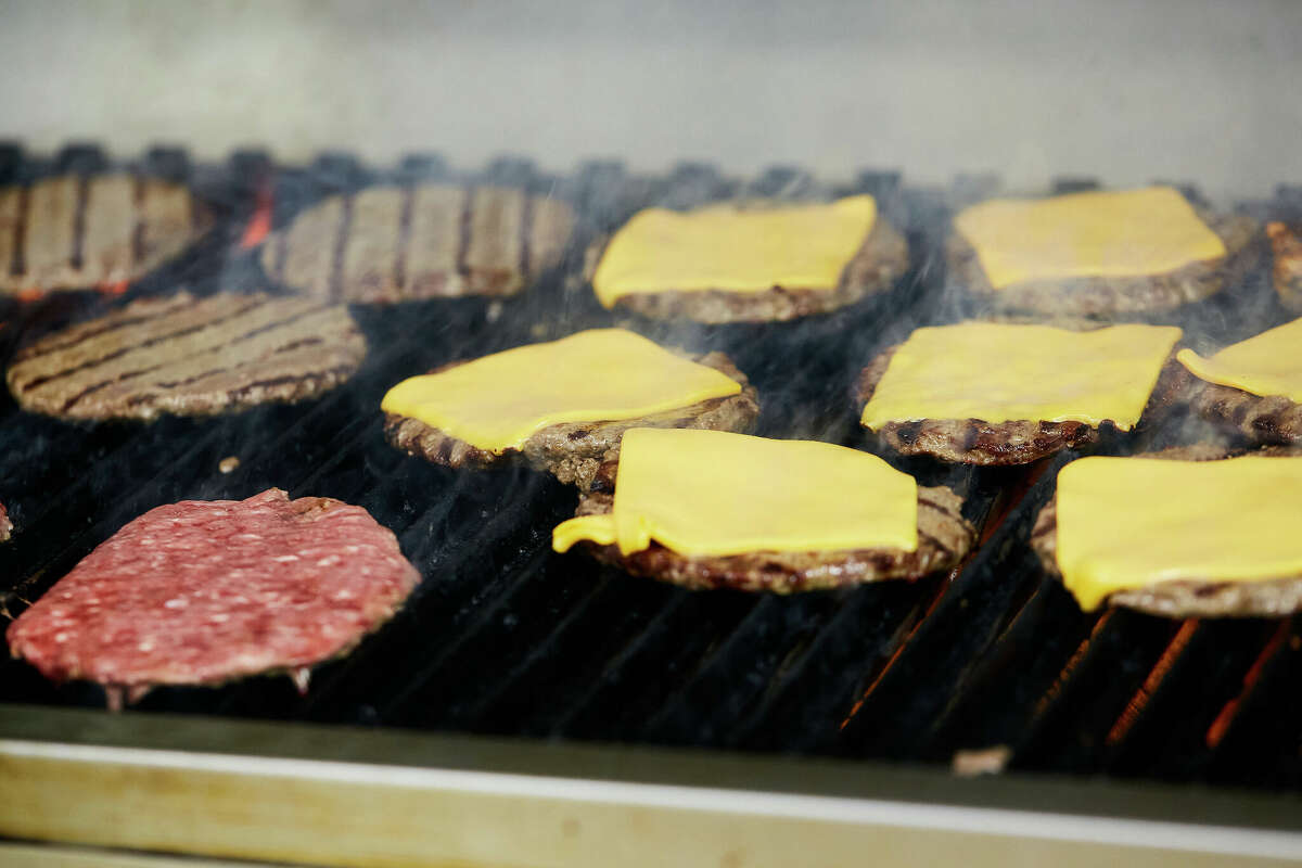 Las hamburguesas se cocinan a la parrilla en Lucky Boy en Pasadena. 
