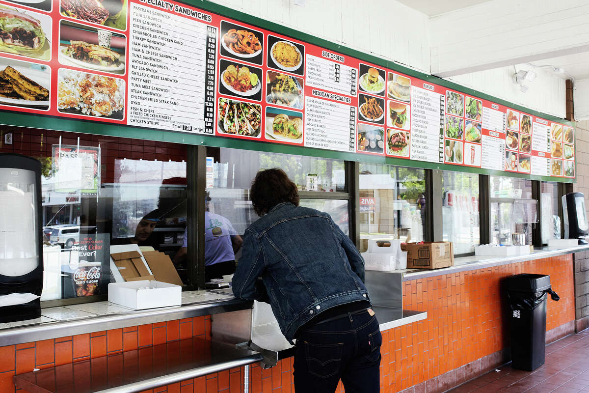 Un cliente pide comida en Lucky Boy en Pasadena California, 29 de junio de 2023