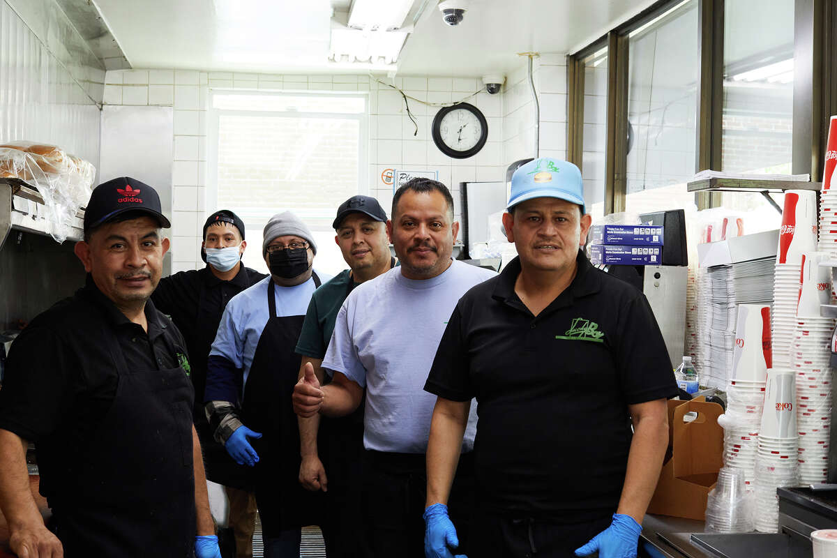 Guadalupe Cano, a la derecha, junto al personal de cocina de Lucky Boy en Pasadena, California, el jueves. Cano ha trabajado para el restaurante durante 40 años.