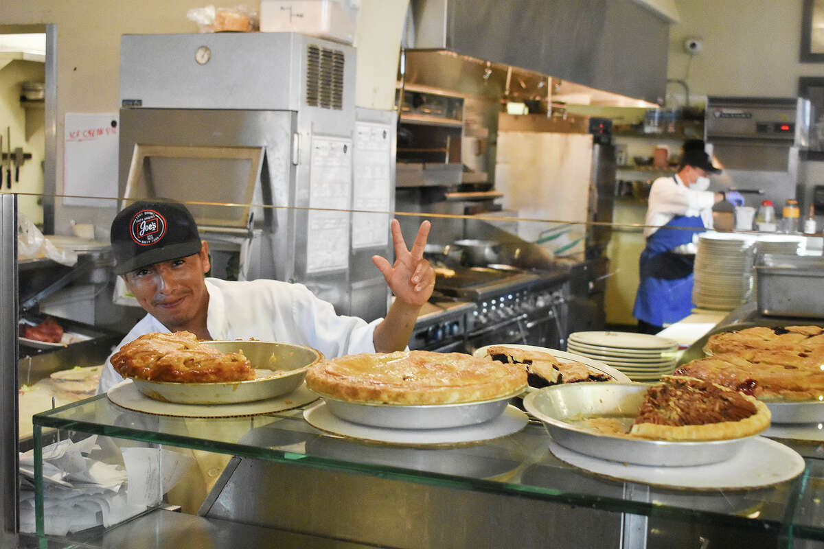 Un miembro del equipo de cocina saluda en Joe's Cafe en Santa Bárbara, California, el 31 de mayo de 2023. 