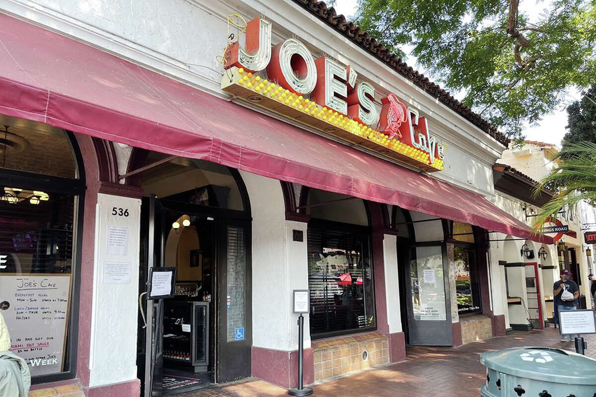 El exterior de Joe's Cafe en Santa Bárbara, California. 