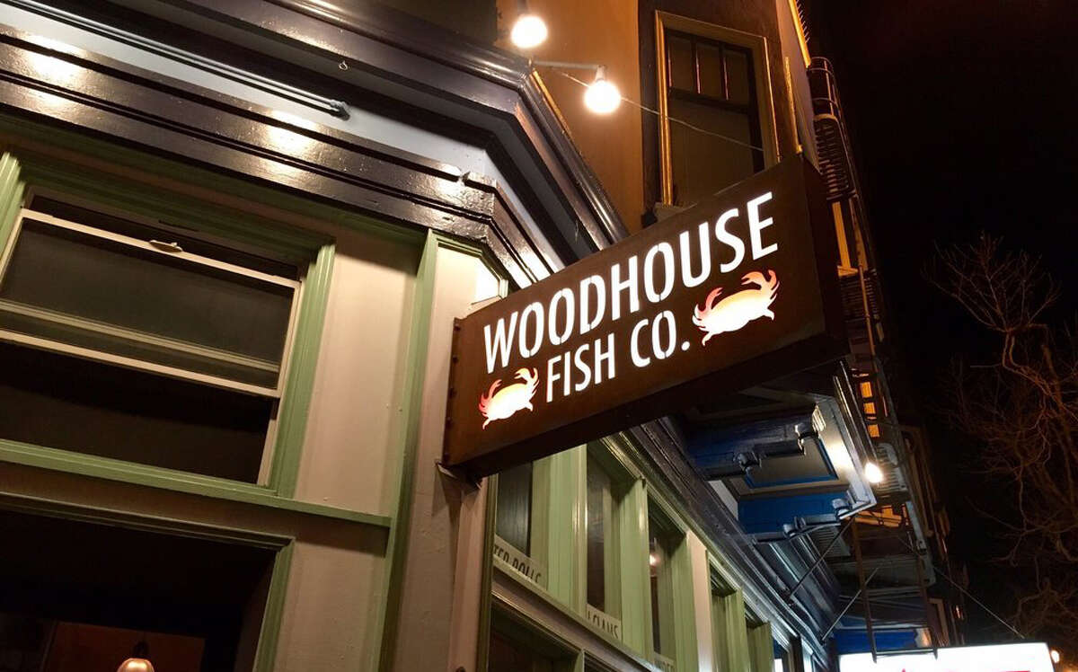 The Woodhouse Fish Co. en Market Street de San Francisco sirve especialidades de mariscos, incluido un plato de cioppino repleto de vieiras.