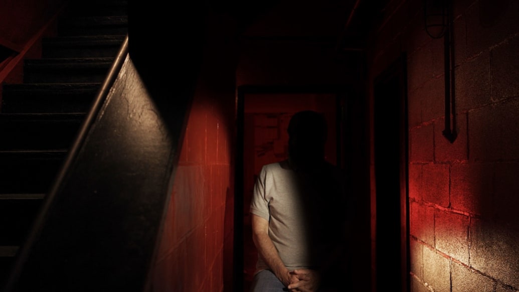 Una foto que incluye un fotograma del documental de HBO Last Call: When a Serial Killer Stalked Queer New York.