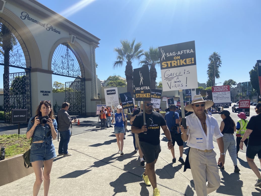 Manifestantes en la huelga SAG en el lote de Paramount