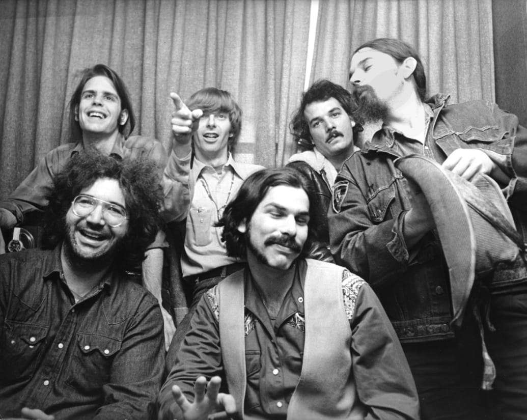 Bob Weir, Phil Lesh, Bill Kreutzmann, Ron "Pigpen" McKernan, Mickey Hart y Jerry Garcia de The Grateful Dead durante el Music File Photos en el Reino Unido en 1970.