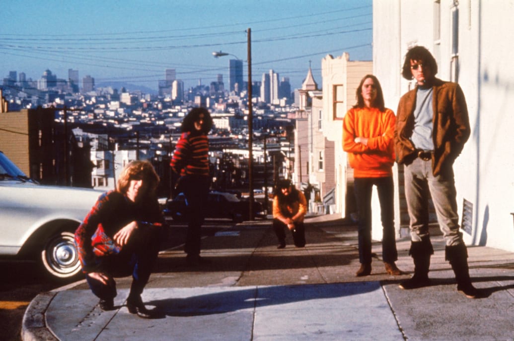 The Grateful Dead posan en la esquina de 20th y Connecticut en Potrero Hill, San Francisco, California, alrededor de 1965.