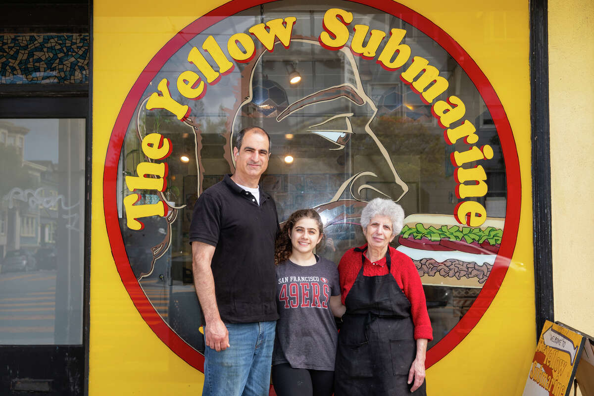 De izquierda a derecha, Jack Naser, su hija Sarah Naser y la madre de Jack, Juliet Naser, frente a Yellow Submarine, una tienda de sándwiches submarinos estilo Boston, en San Francisco el 28 de junio de 2023.