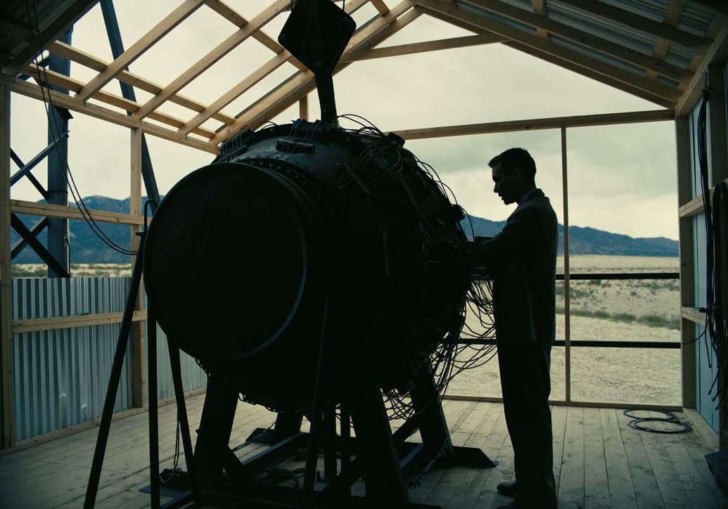 Cillian Murphy como J. Robert Oppenheimer trabaja en la bomba atómica.