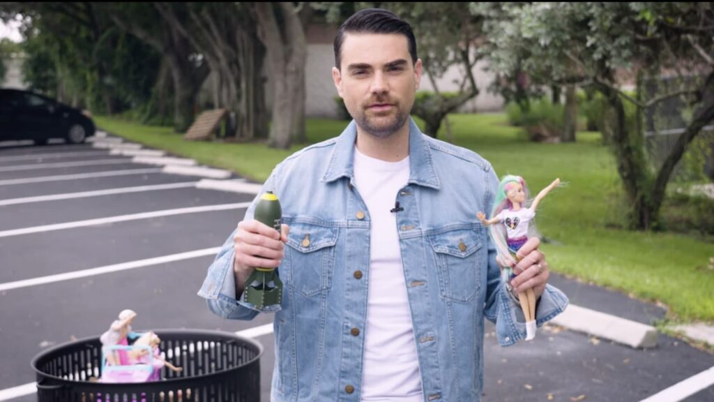 Ben Shapiro, de 39 años, se filma prendiendo fuego a las muñecas Barbie porque es varonil y está LOCO