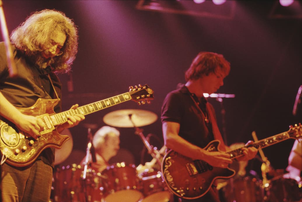 Jerry Garcia y Bob Weir de The Grateful Dead actuando en el Wembley Empire Pool en Londres el 7 de abril de 1972.