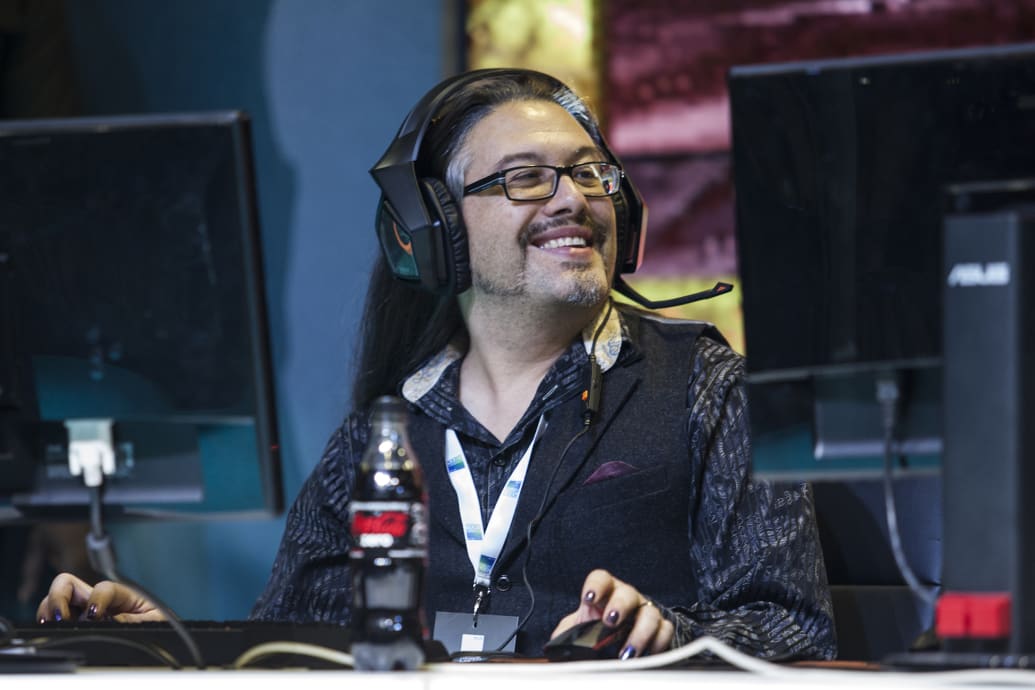Una foto del creador de DOOM, John Romero, jugando a DOOM en 2016.