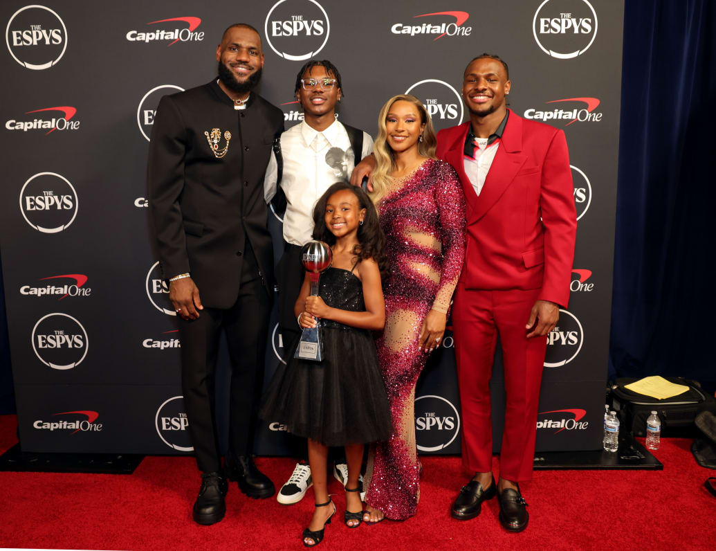 LeBron James fotografiado con su hijo Bryce, su hija Zhuri, su esposa Savannah y su hijo Bronny en los Premios ESPY en julio.