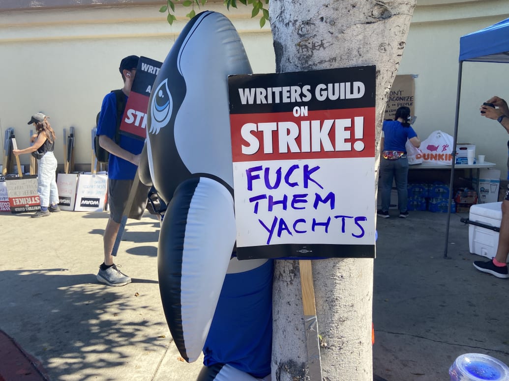 Foto de una orca junto a un piquete en la huelga del SAG