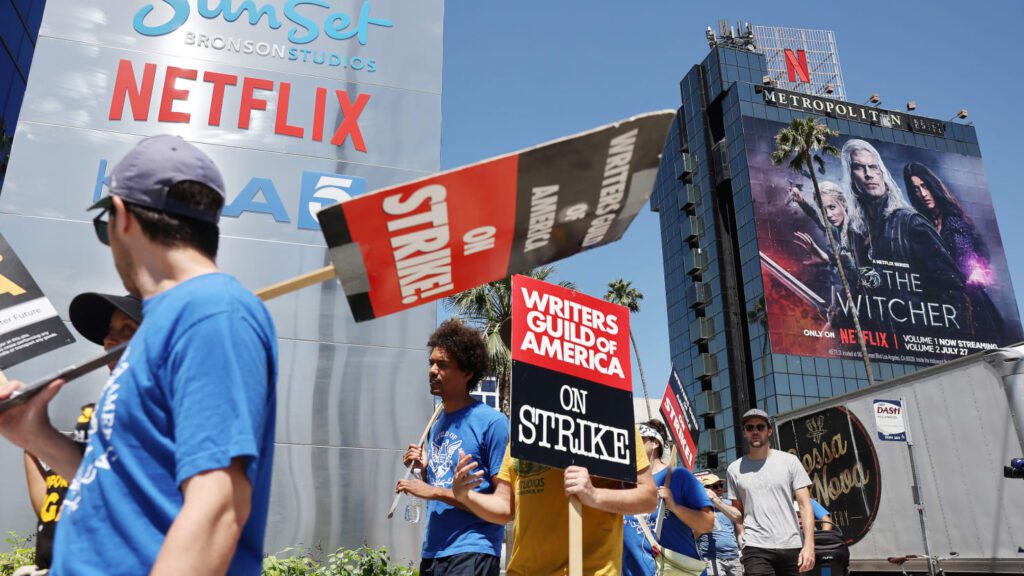 Los ejecutivos de los estudios de Hollywood planean matar de hambre a los escritores en huelga: Informe