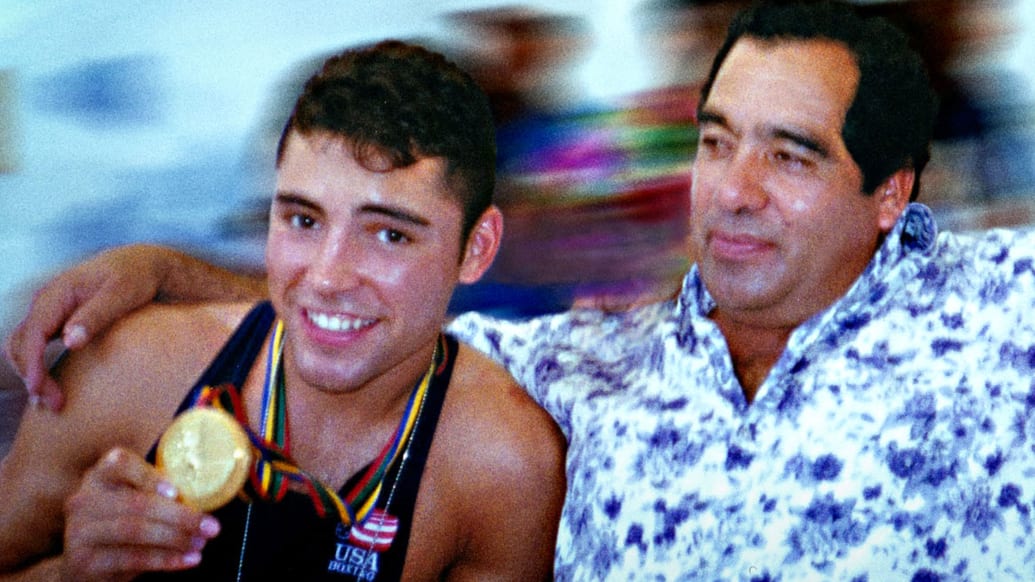Una foto que incluye un fotograma de la película de Oscar De La Hoya con su padre Joel De La Hoya del documental de HBO The Golden Boy.