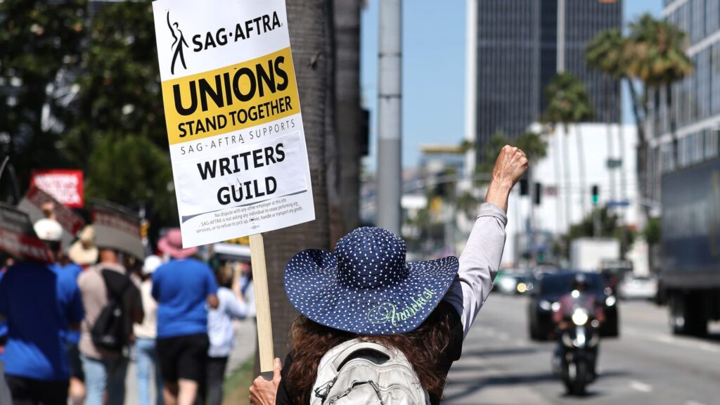 SAG-AFTRA confirma huelga mientras los actores se unen a los escritores en la línea de piquete