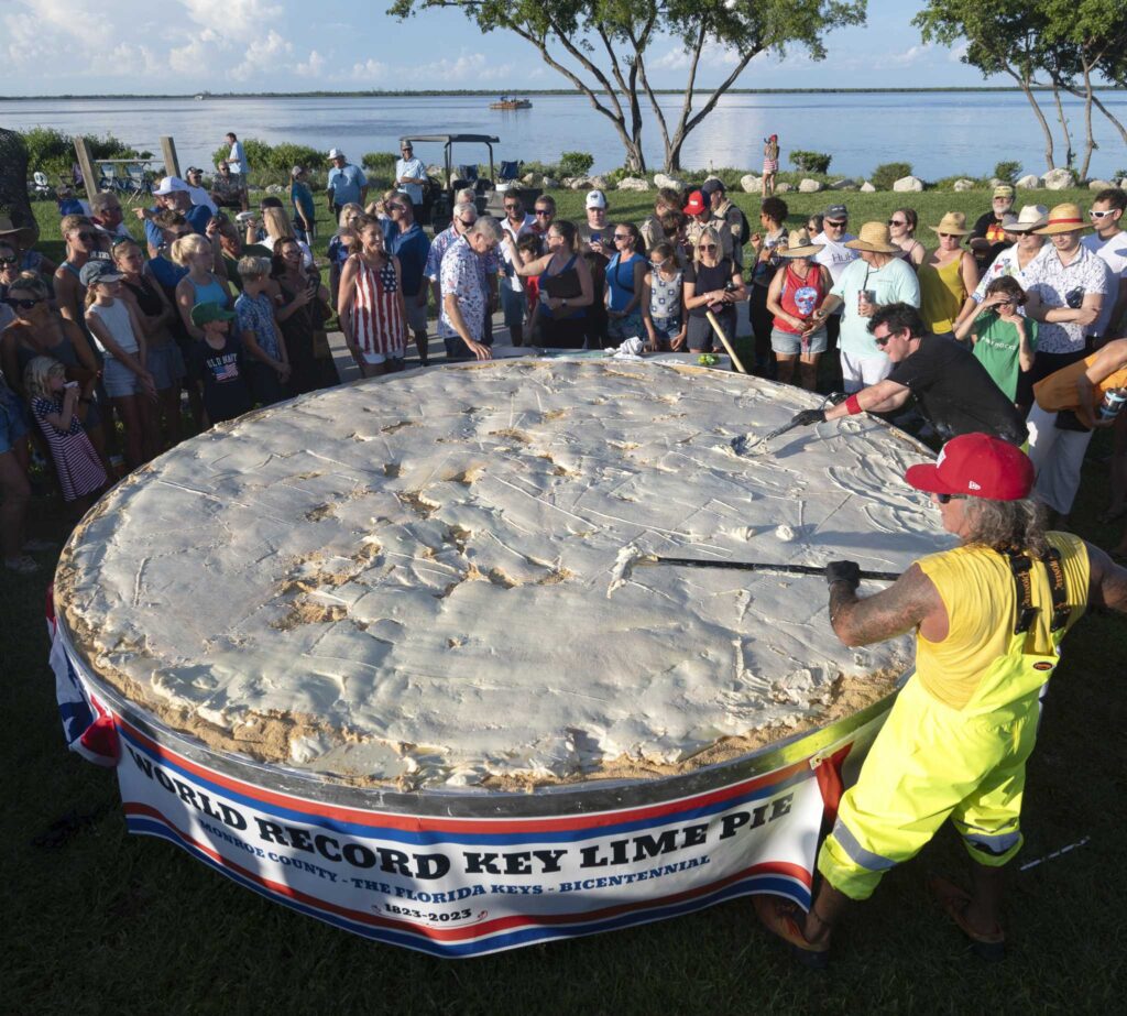 Un dulce trozo de historia: los Cayos de Florida celebran su 200 cumpleaños con un pastel gigante de lima
