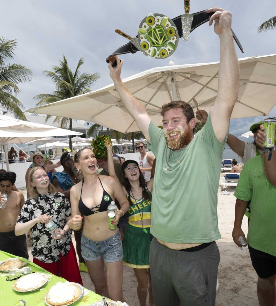Un hombre de Iowa gana el campeonato de comer pastel de limón del 4 de julio en los Cayos de Florida