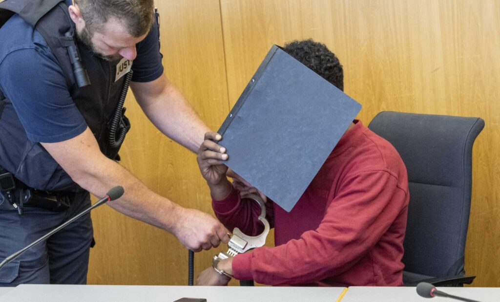 Un hombre que atacó a 2 niñas con un cuchillo en Alemania y mató a 1 es condenado a cadena perpetua