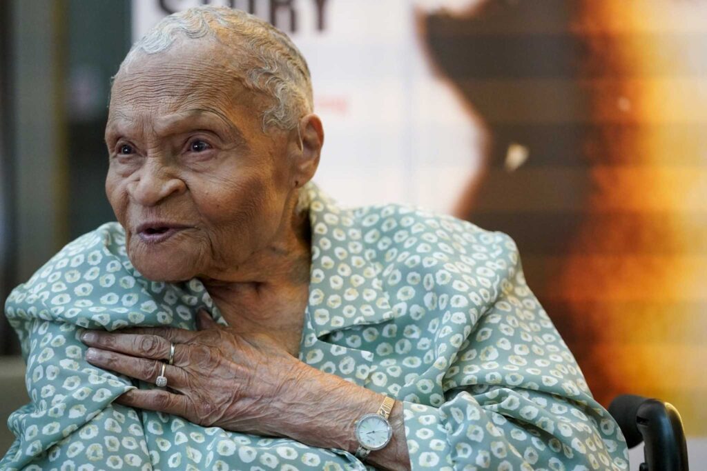 Viola Ford Fletcher, la víctima más anciana de la masacre racial de Tulsa, publica sus memorias